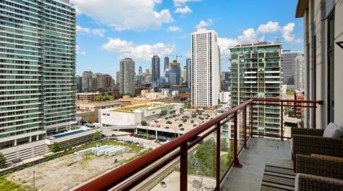 740 Fulton St, Chicago IL  60661-1002 exterior