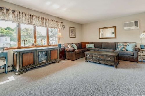 366 Great East Neck Rd, Babylon NY 11704-7616 exterior