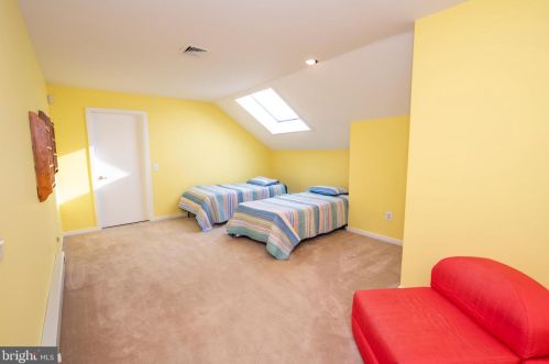 699 Longview Dr, Huntingdon Valley PA 19006-2219 exterior