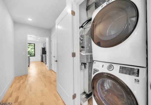 1037 Amboy Ave, Edison NJ 08837-2814 exterior