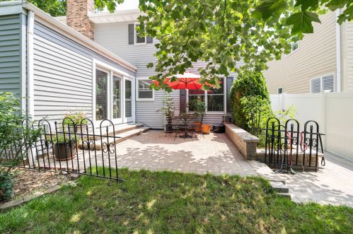 942 Kirk Ave, Elmhurst IL 60126-5143 exterior