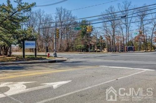 124 College Dr, Edison NJ 08817-5955 exterior