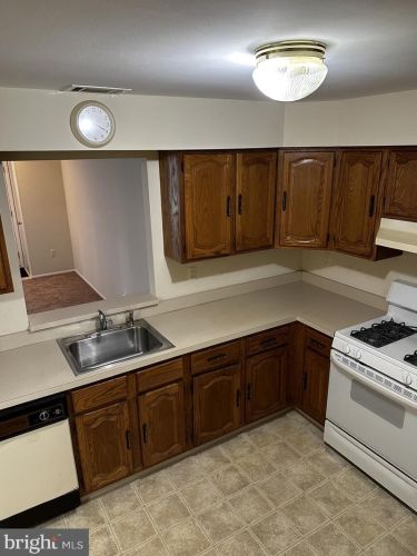 9 Wyndham Pl, Trenton NJ 08691-3127 exterior