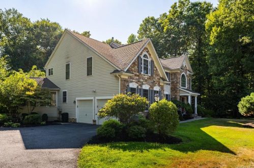 25 Logans Ct, Poughkeepsie, NY 12603-5844