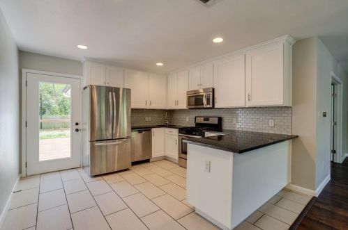 5704 Duval St, Austin TX  78752-4518 exterior