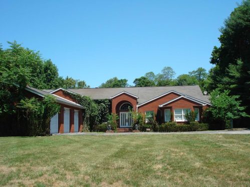 35 Seaman Rd, Poughkeepsie, NY 12601-5139