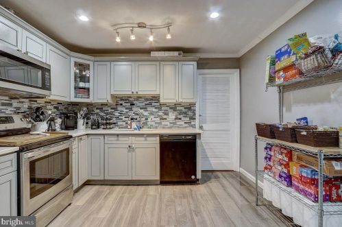 521 Riv Dr, Camden NJ 08110-2917 exterior