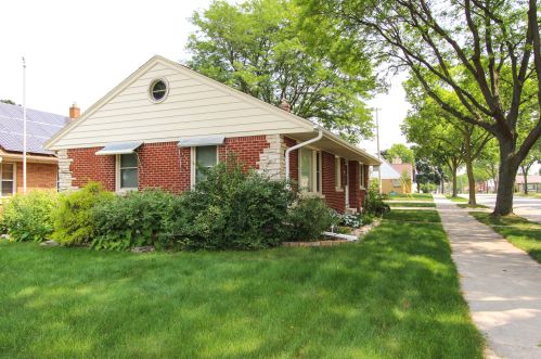 8626 Chambers St, Milwaukee, WI 53222-4742