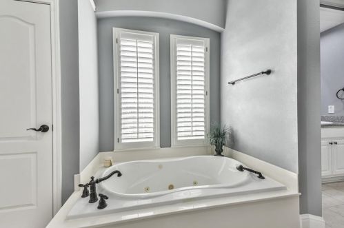 5922 Settlers Creek Ct, Fulshear TX 77441-2044 exterior