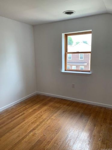 2418 Seymour Ave, Bronx NY 10469-3017 exterior