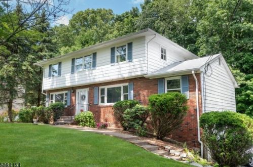 17 Lancer St, Sparta, NJ 07871-3715