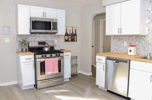 5051 26th St, Milwaukee, WI 53221-3451