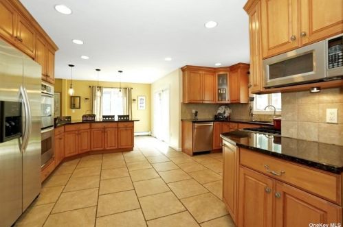 140 Cornell Dr, Commack NY 11725-2504 exterior