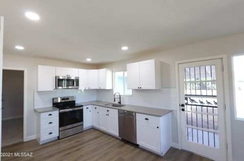 8202 19th St, Tucson, AZ 85710-5916