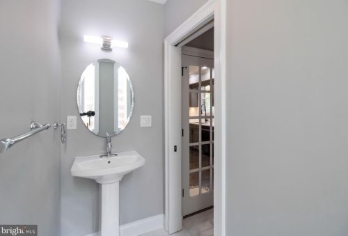 7725 16th St, Washington DC  20012-1460 exterior