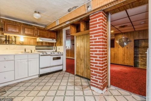 19 Cloverhill Pl, Montclair NJ 07042-4818 exterior