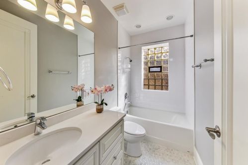 1542 Oakdale Ave, Chicago IL 60657-4024 exterior