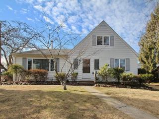 1 Cherokee Rd, Cranford, NJ 07016-3303