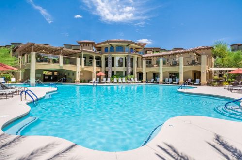 5450 Deer Valley Dr, Phoenix AZ  85054-8118 exterior