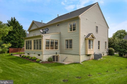 10720 Cloverbrooke Dr, Rockville MD 20854-6372 exterior