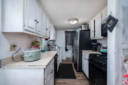 33 Gdn St, Enfield CT 06082-3610 exterior