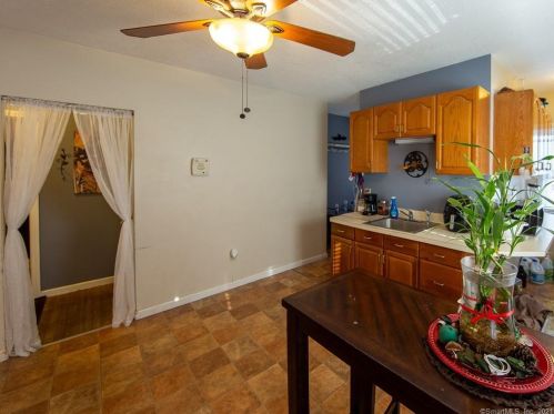 28 Hollister St, Manchester CT 06042-3532 exterior