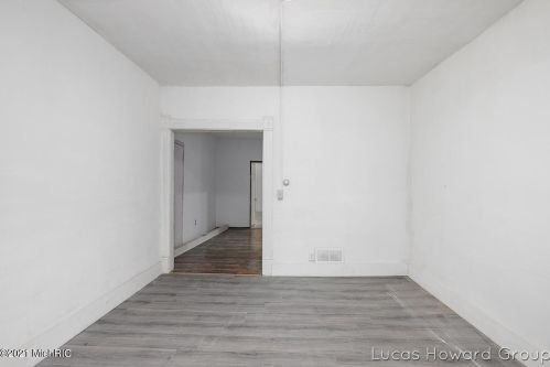 701 Vries St, Grand Rapids MI 49503-8118 exterior