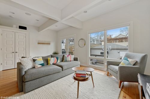 1908 Roscoe St, Chicago IL 60618-6245 exterior