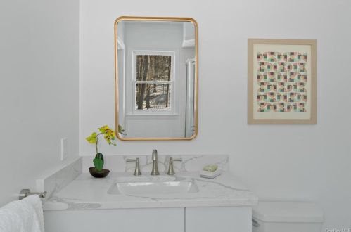 30 Woodcrest Dr, Armonk NY 10504-2904 exterior