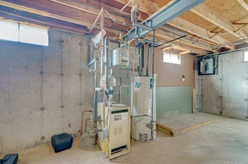 20 Orbit Dr, Enfield CT 06082-5528 exterior