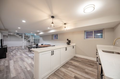 7616 Luella Ave, Chicago IL 60649-4108 exterior