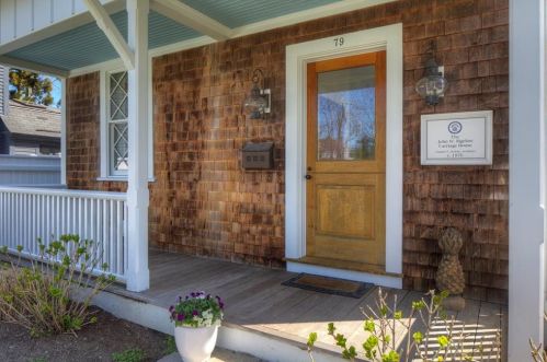 79 2nd St, Middletown, RI 02840-1949