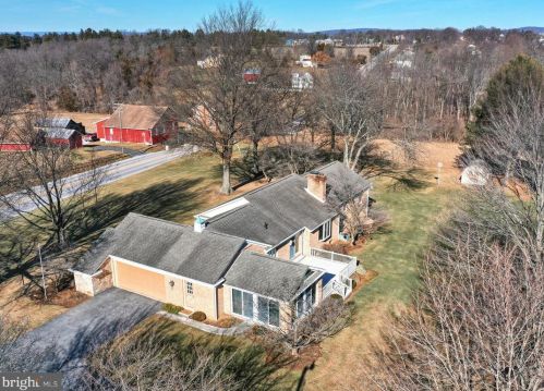 869 Fairview Dr, Hanover PA 17331-9747 exterior