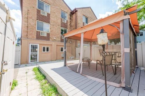 179 Cross St, Bronx NY 10464-1225 exterior