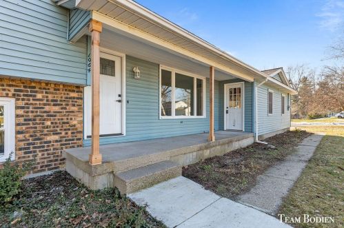1064 Paradise Lake Dr, Grand Rapids, MI 49546-3831
