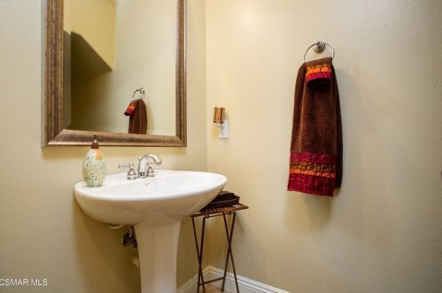 2004 Seasons St, Simi Valley CA  93065-0582 exterior