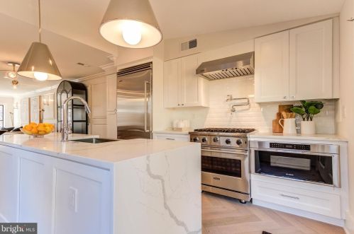 3025 Dent Pl, Washington DC 20007-2916 exterior