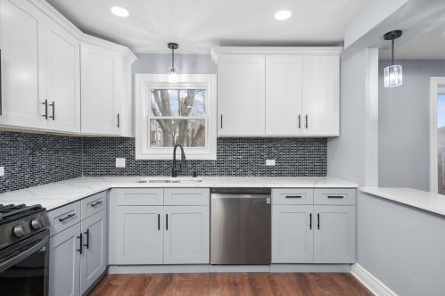 8247 Oglesby Ave, Chicago IL  60617-1927 exterior