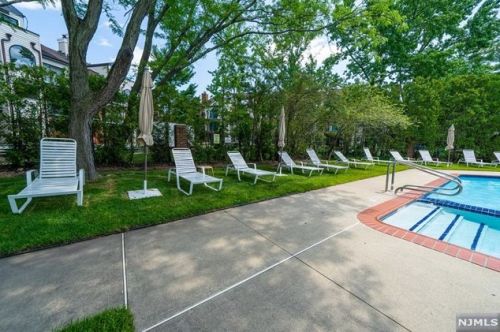 9 Lawrence Ct, Teaneck NJ 07666-6489 exterior