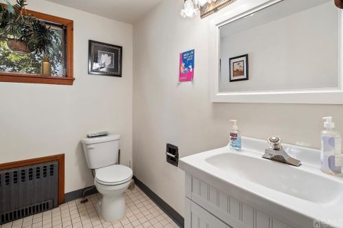 10 Franklin Ave, Edison NJ 08837-3321 exterior