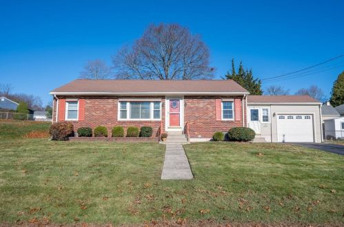 33 Ridge St, Woonsocket, RI 02895-3630