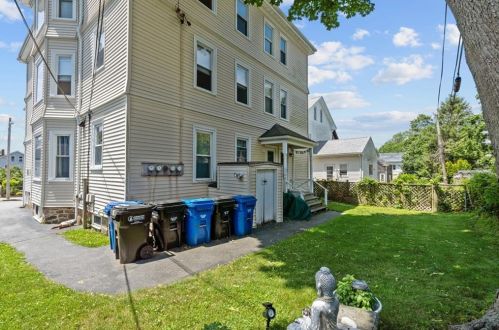 7 Bayview Ave, Middletown RI 02840-2108 exterior