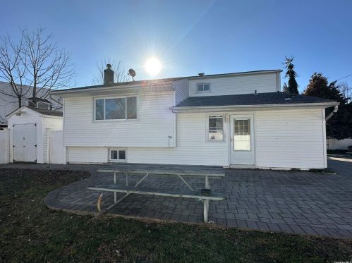 125 Vermont Ave, Babylon, NY 11704-2826