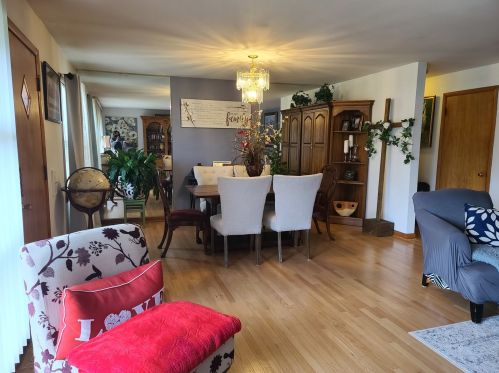 683 Berkley Ave, Elmhurst, IL 60126-4203