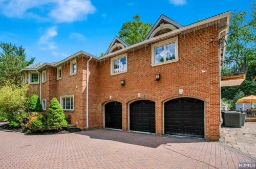 3 Pne Ter, Demarest NJ 07627-1214 exterior