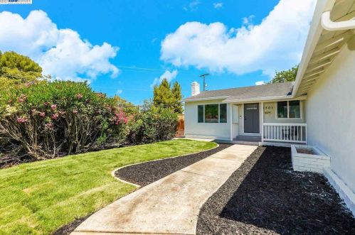 5501 Arizona Dr, Concord CA  94521-4026 exterior