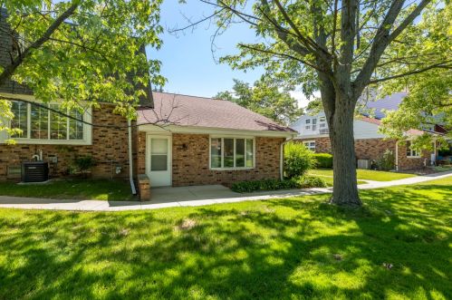 5147 Camelot Ln, Milwaukee WI 53221-3121 exterior