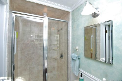 6 Buchanan Rd, Enfield CT 06082-5327 exterior