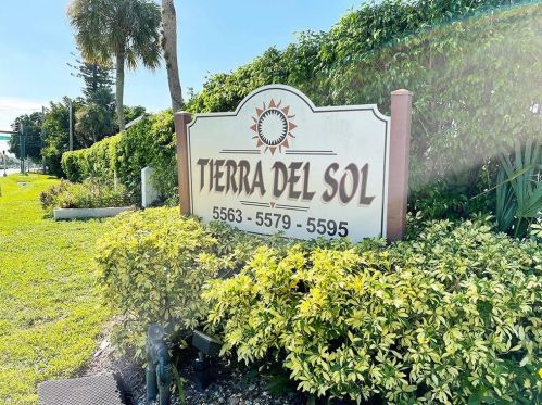 5563 Rattlesnake Hammock Rd, Naples FL 34113-7470 exterior