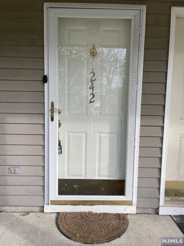 1242 Garrison Ct, Mahwah NJ  07430-3237 exterior